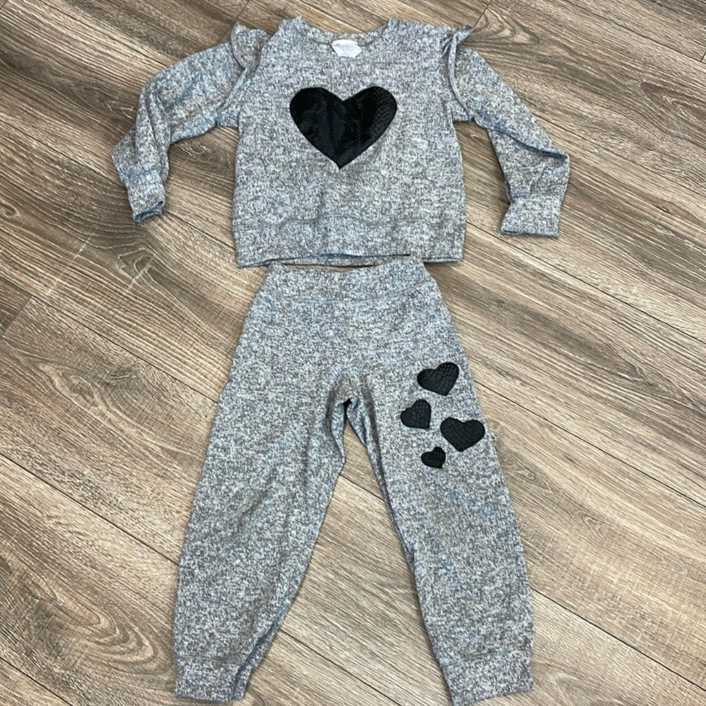 Grey matching set with floating hearts size 5